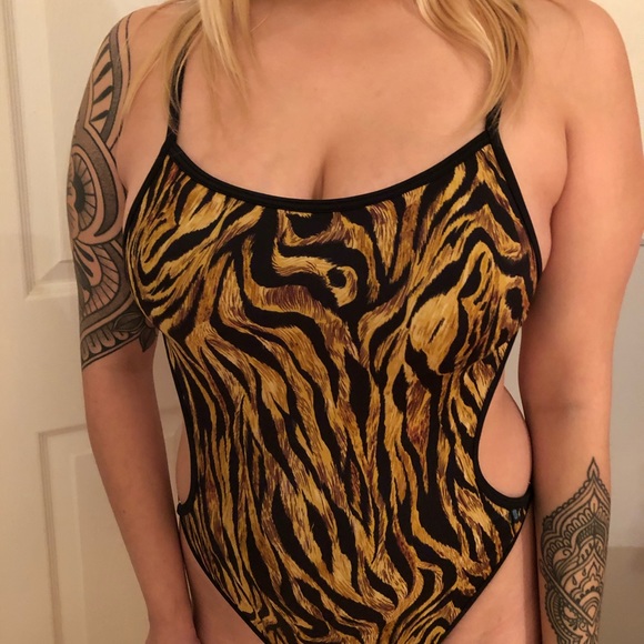 NEW w/tags La Vie en Rose Bathing Suit w/cutouts - Picture 2 of 4